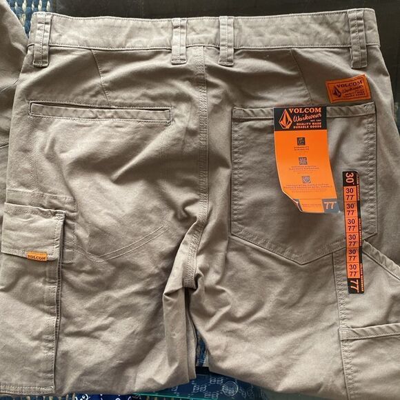 Volcom Workwear Tan Cargo pants, elastic ankles 30 x 30 NWT 6 pockets - Picture 5 of 6